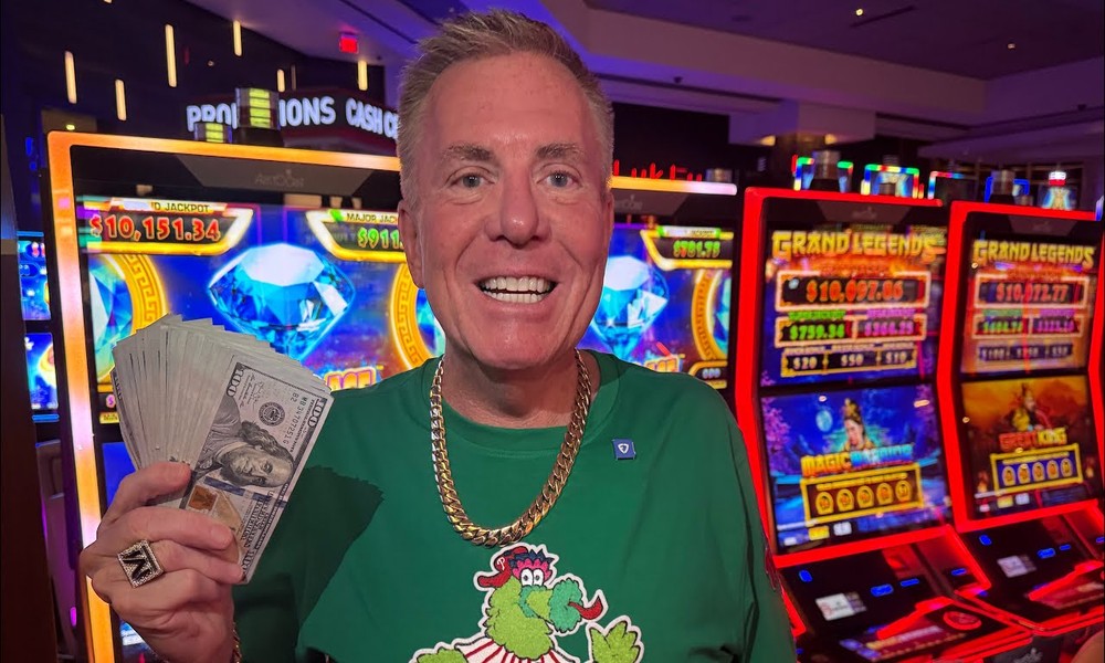 How do slot games handle simultaneous bonus triggers effectively?